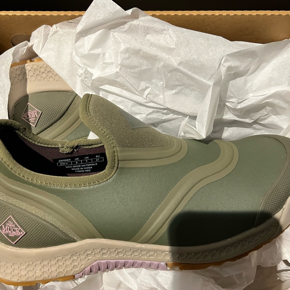 Muck boots size 9